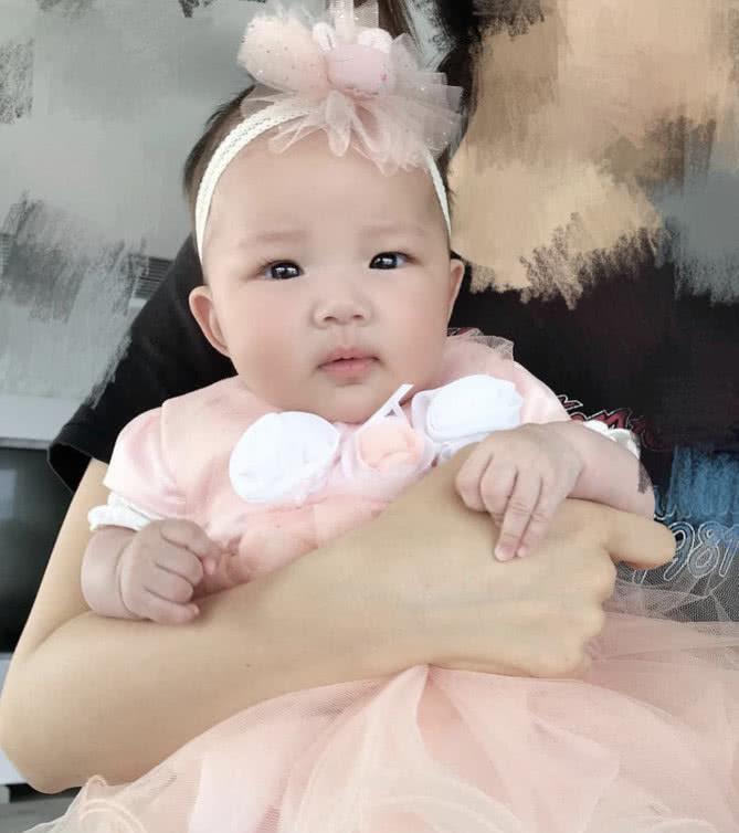 李亚男晒王祖蓝抱女儿遛弯,不停亲女儿脸颊,王天韵依偎爸爸脸庞