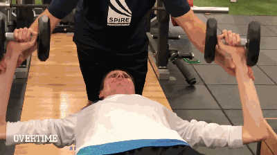 有帅气胸大肌是他的目标之一，训练完毕，他会练哑铃卧推来增肌。