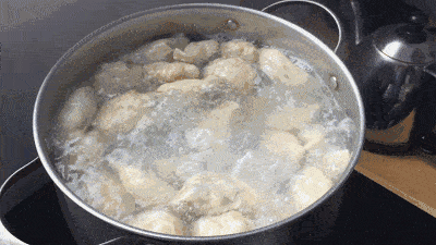 30年饺子店老板:煮饺子时放点盐,煮出的饺子不破皮不沾锅!