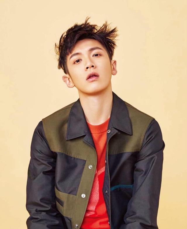 柯震东崩溃连发多条动态疑似与19岁网红分手照片中一双手抢镜