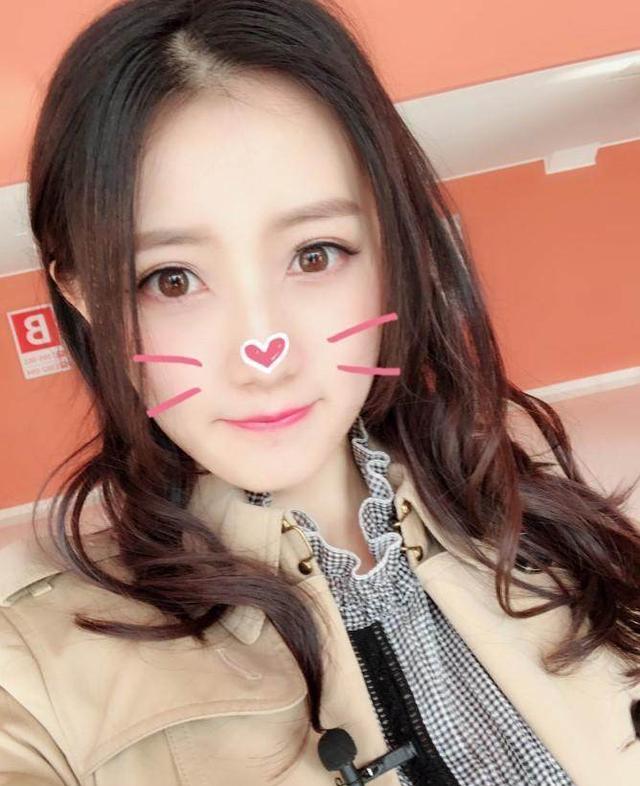 gini在kpl解说之前就已经是一名电竞主持人了,初到kpl就受到了小哥哥