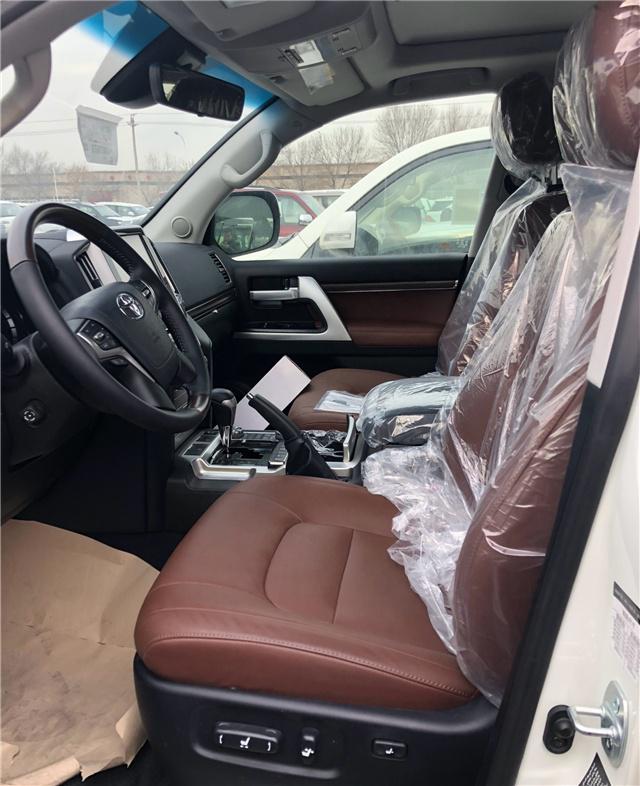 这台丰田车100多万,因为它是顶配的陆地巡洋舰,5700确实牛!