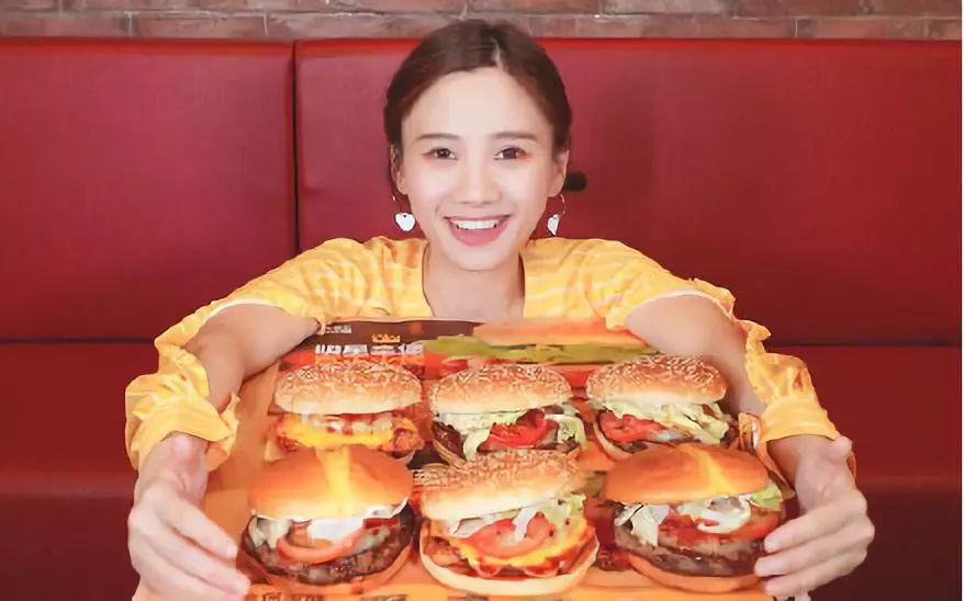 没有吃不胖的大胃王美食博主,她现在已经胖若两人了