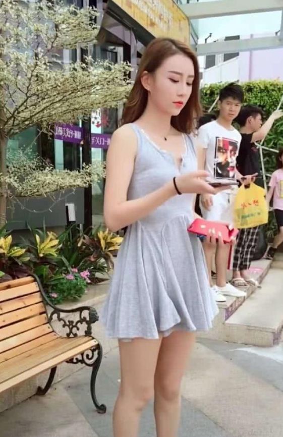 抖音小姐姐穿超短裙,被陌生男子偷看,转身后小伙子尴尬了!