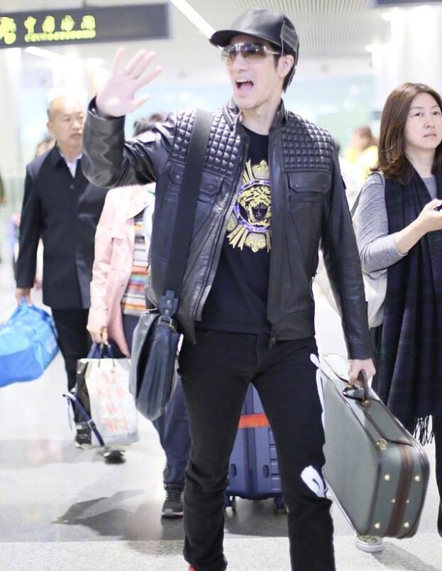 王力宏凹新造型!黑色皮衣配红鞋活力十足,网友:这是汪峰的皮衣