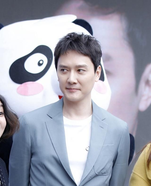 赵丽颖被爆产后抑郁,冯绍峰喂奶动作不温柔她