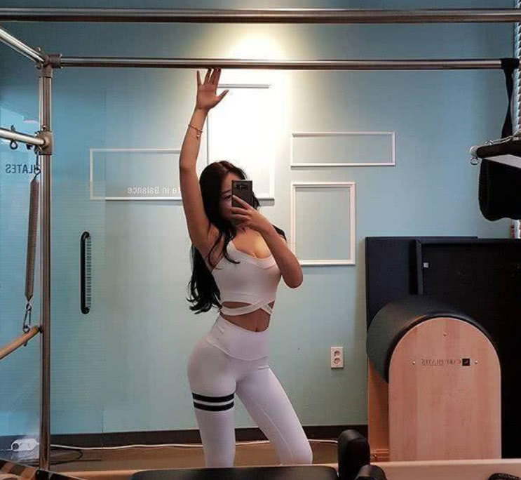 22岁健身女神走红，身材厚实肥而不腻，高颜值完美比例征服世界