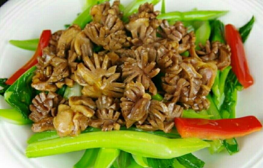 《菜心炒鸡肾球》接着,小厨教大家制作几道美味的家常菜.