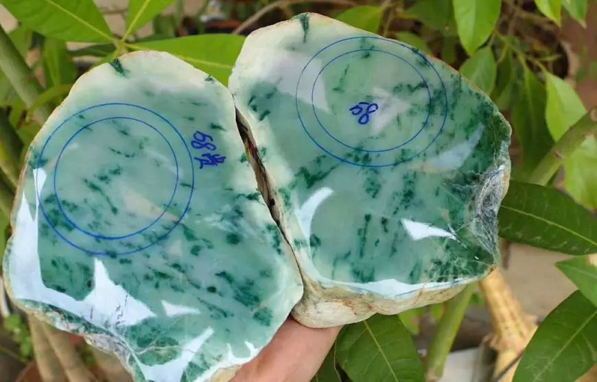 行家高价入手一块翡翠原石,现场切开后惊艳众人!