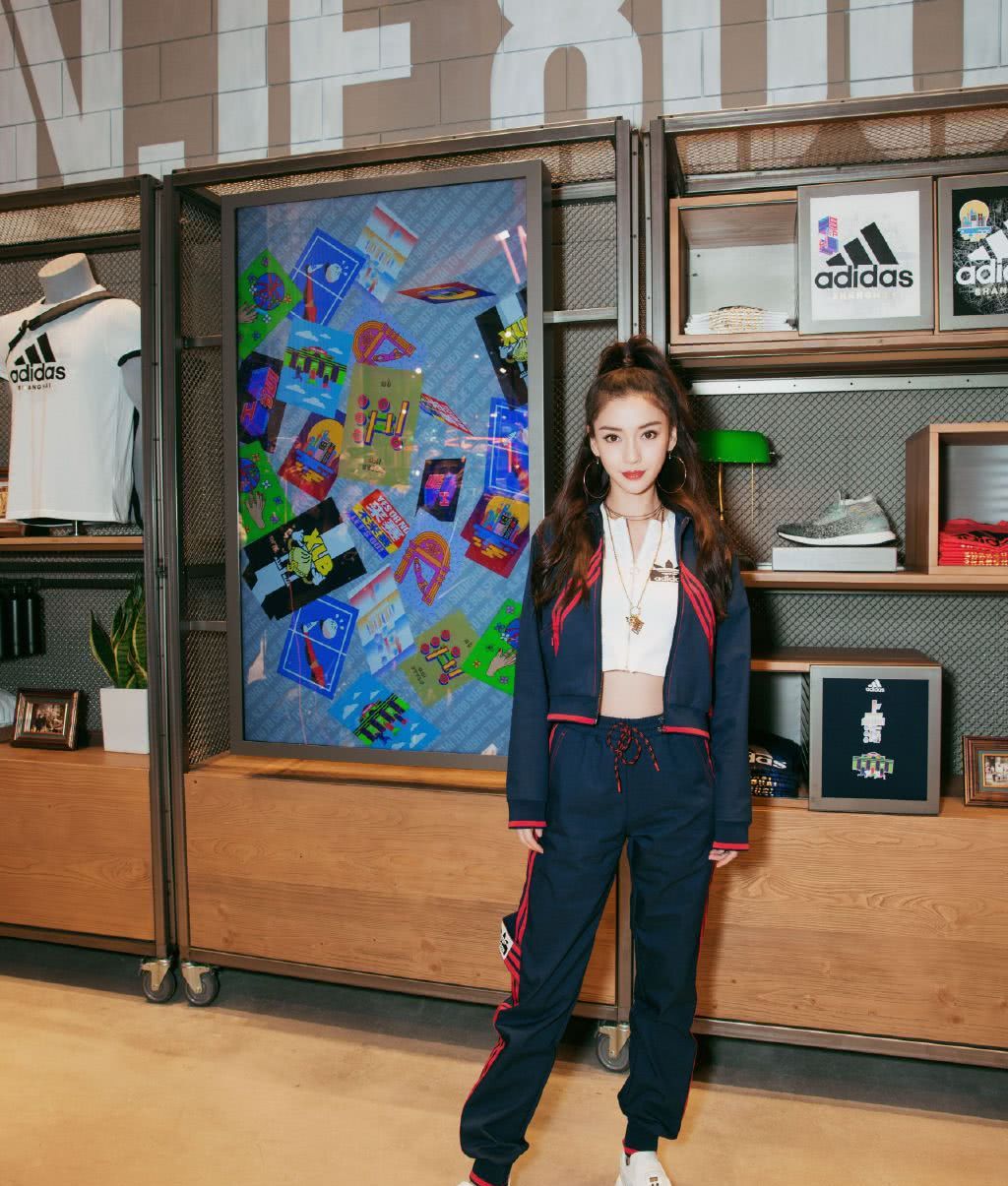 杨颖扎"苹果头"穿运动套装,小腹平坦身材纤细,真像18岁少女