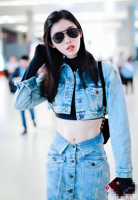 奚梦瑶剪掉牛仔外套衣袖直接当成短裙穿,露胃上衣马甲线很吸睛!