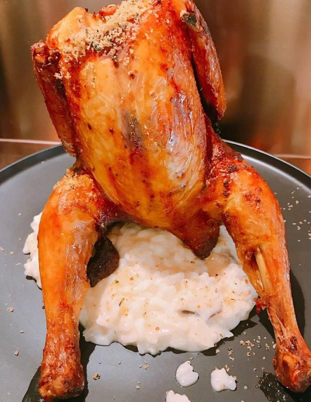 顾客点了一份烧鸡,菜端上来后,不想吃了,顾客:请尊重它一下!