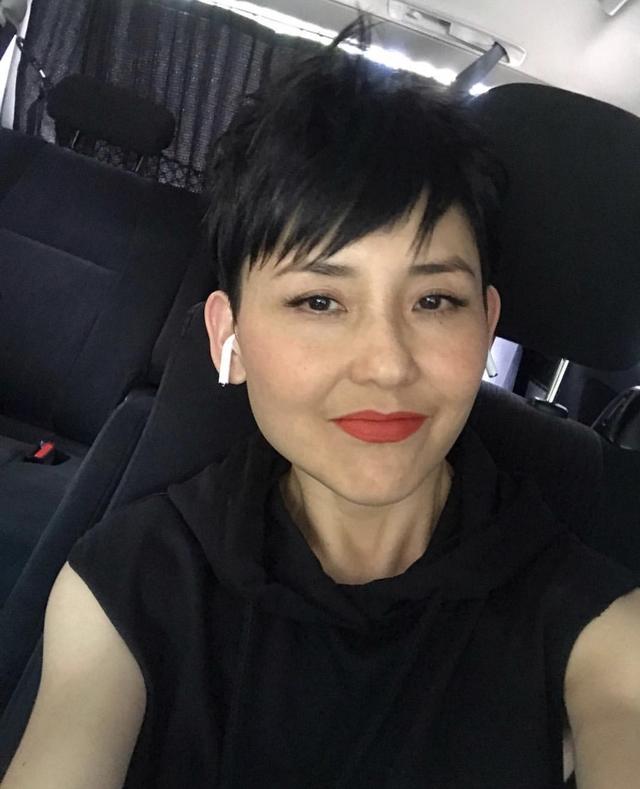 54岁刘美君生日晒腹肌马甲线羡煞旁人如今享儿孙福成为最型奶奶