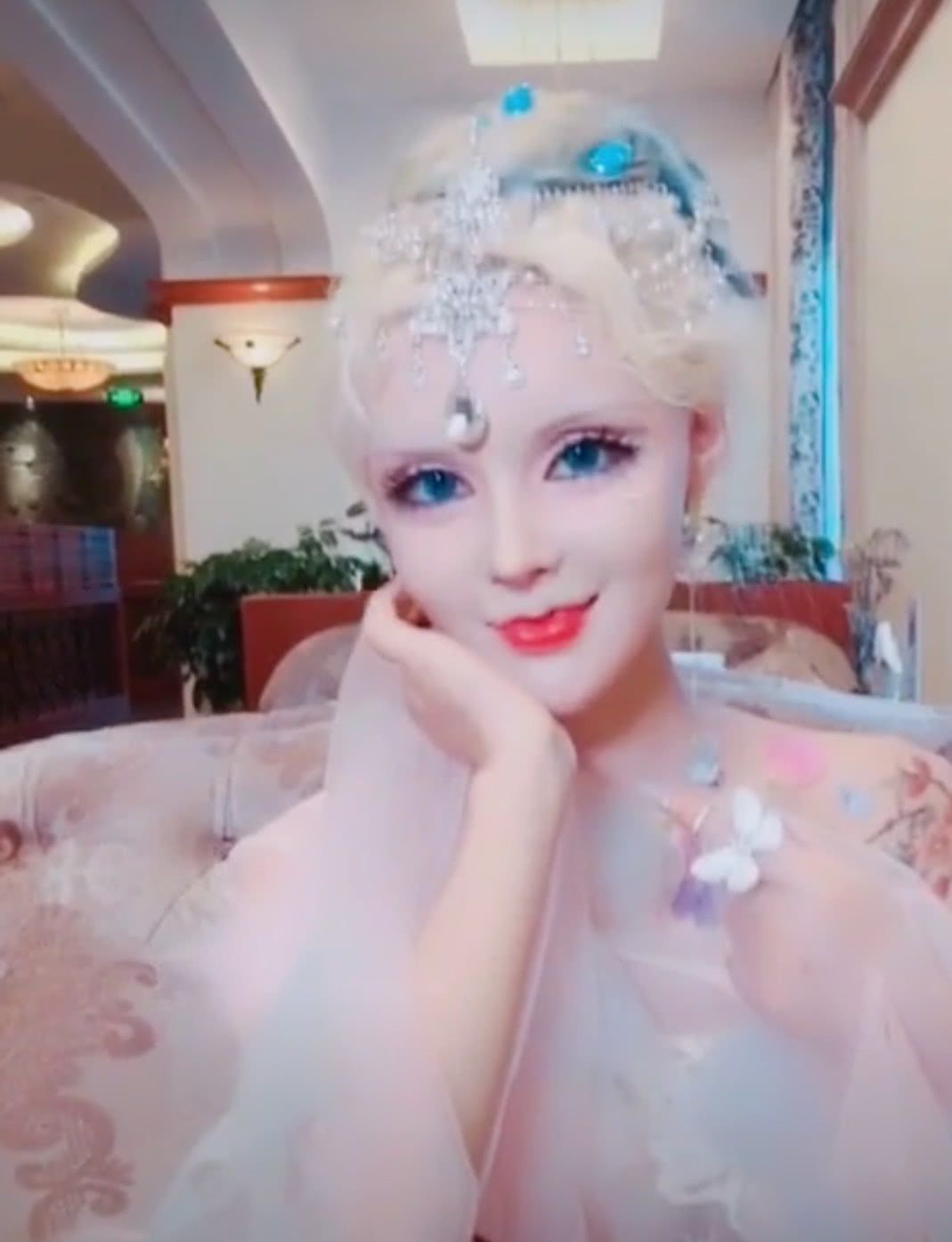 一女子花费300万整成"芭比脸",看到卸妆后的她,网友:吓人|芭比|迪丽拉