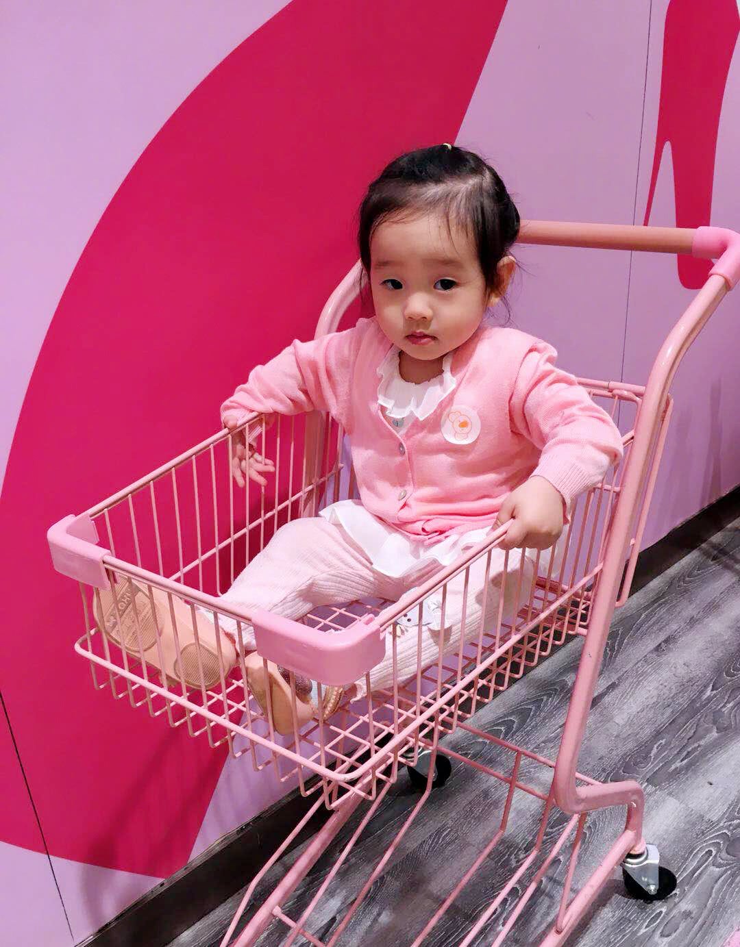 杨威妻子杨云晒双胞胎女儿近照,感慨欢欢乐乐长得越来越不一样!