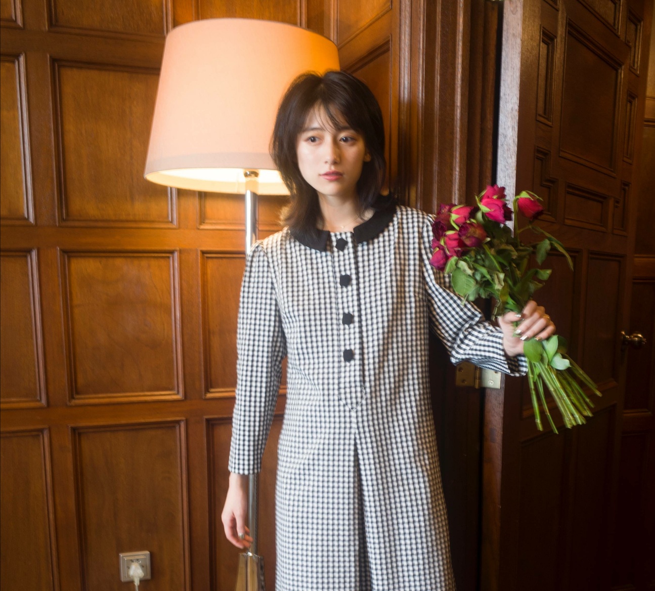 黑尾酱给李诞送花,李诞却只顾玩手机,网友:不想要就给我