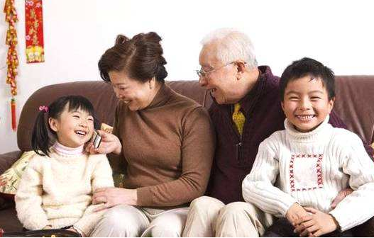 老人给女子带娃，被当成了理所当然，还有不帮忙带娃就不给养老的休闲区蓝鸢梦想 - Www.slyday.coM