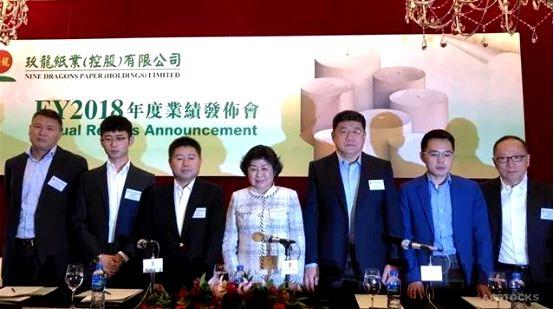 张茵与刘名中(右3),刘晋嵩(右2),张成飞(左3)长子刘晋嵩,生于1982年