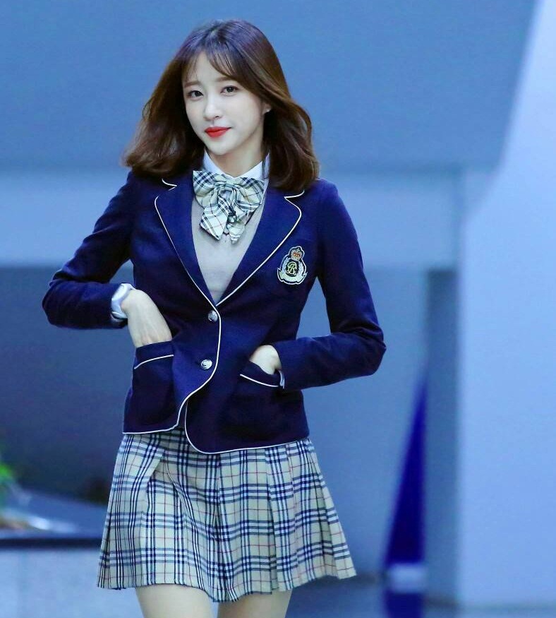 留学中国,活泼会打扮的洋娃娃安喜延,这次黑礼服秀出了好皮肤