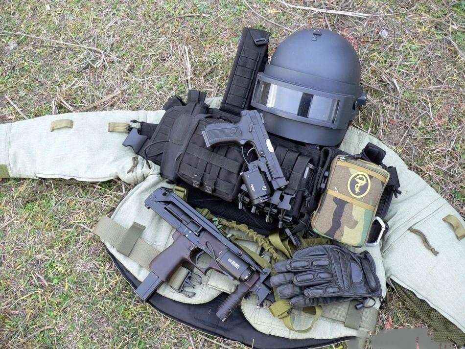 美军天价单兵装备,炸弹近身爆炸,枪都炸烂了人却安然无恙