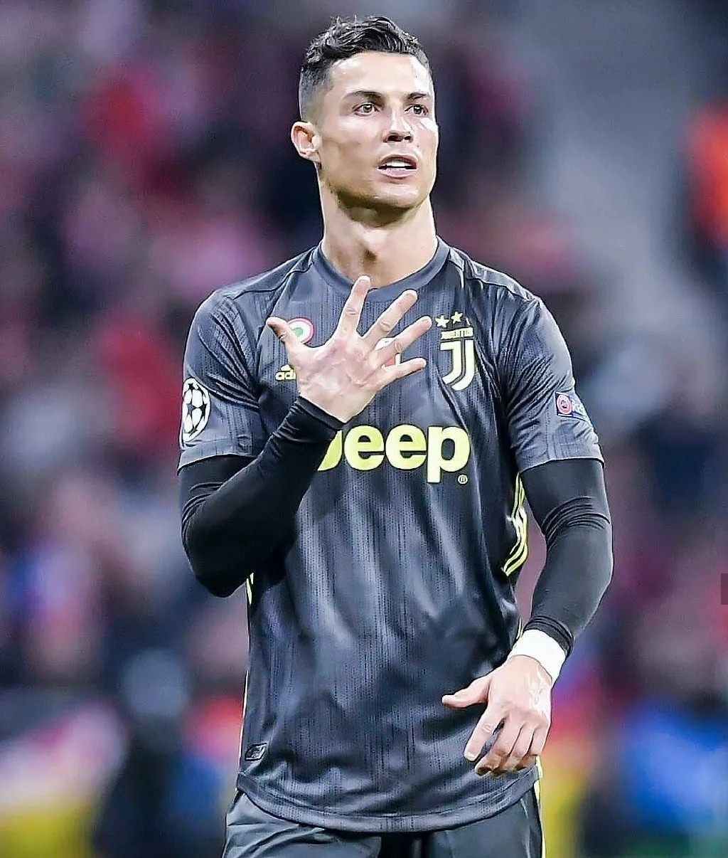 摊上事了!c罗向球迷爆粗,争议庆祝动作恐遭欧足联禁赛处罚