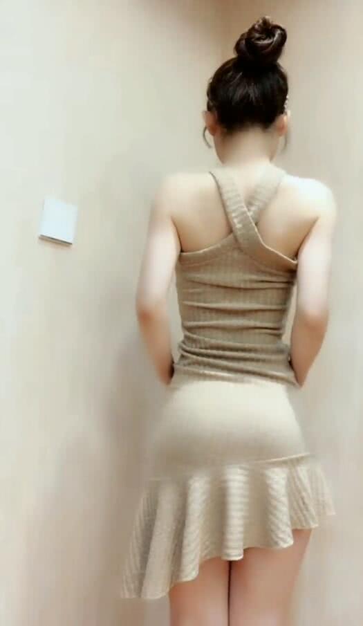 蚂蚁腰女神走红背影性感迷人网友腰还是次要臀更美