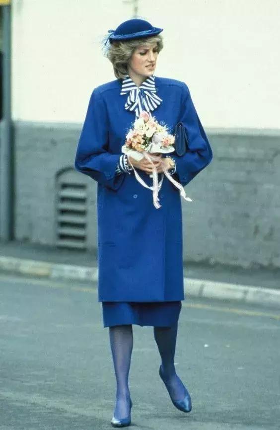 (图源:twitter,pinterest) 戴安娜在丝袜的选择上也很特别,她会根据