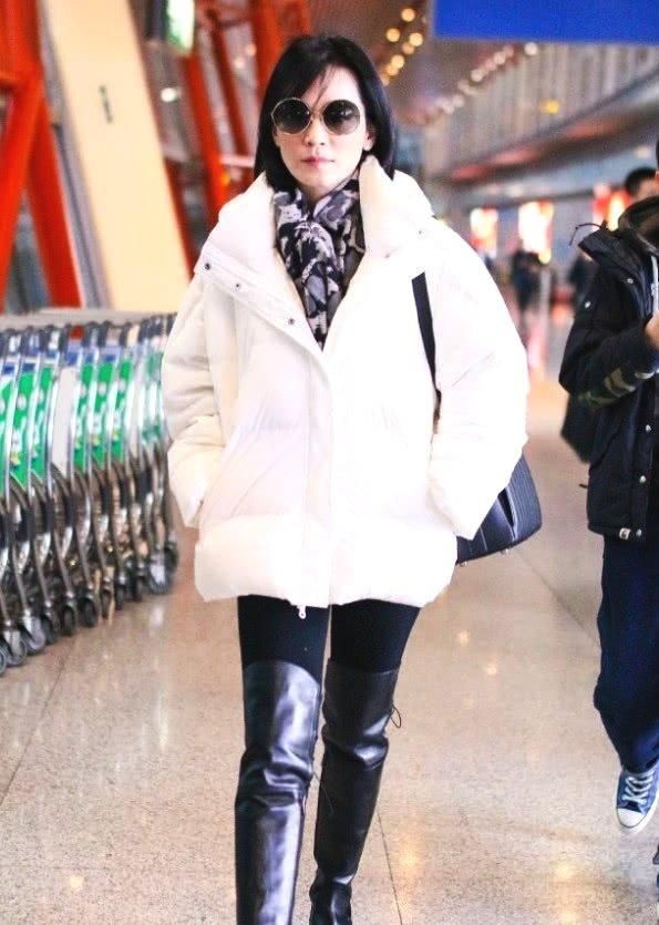 48岁俞飞鸿也穿长靴,白衣搭黑靴酷范十足,瞬间减龄20岁