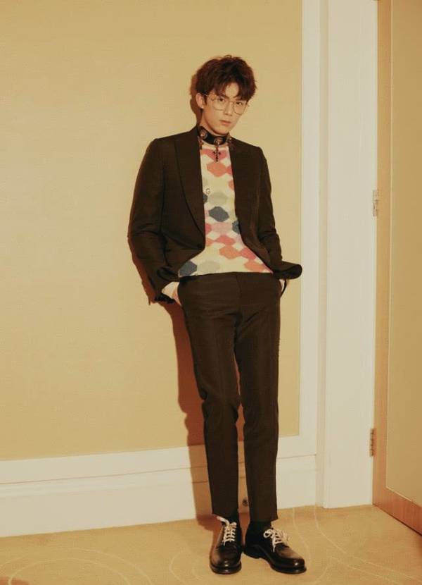 吴磊弟弟也是西装套装出席,是全黑色耳朵,脚上的皮鞋很精致,最出彩的