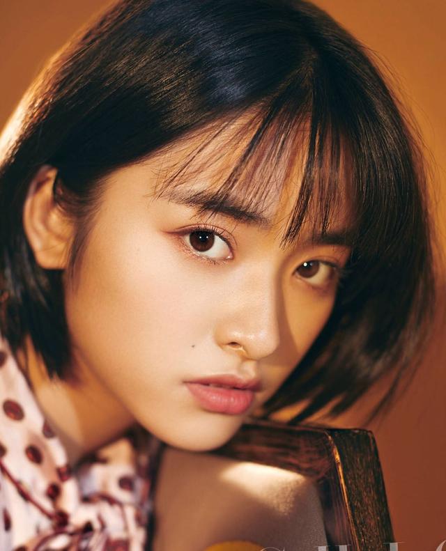 新晋小花沈月杂志美出新高度一身学生装穿变成了复古美人