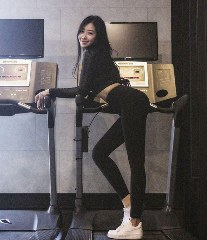 22岁健身女神走红，身材厚实肥而不腻，高颜值完美比例征服世界