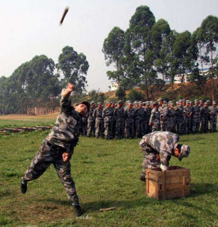 士兵扔手榴弹, 多少米算及格? 多远算优秀? 全军最远纪录无人能破