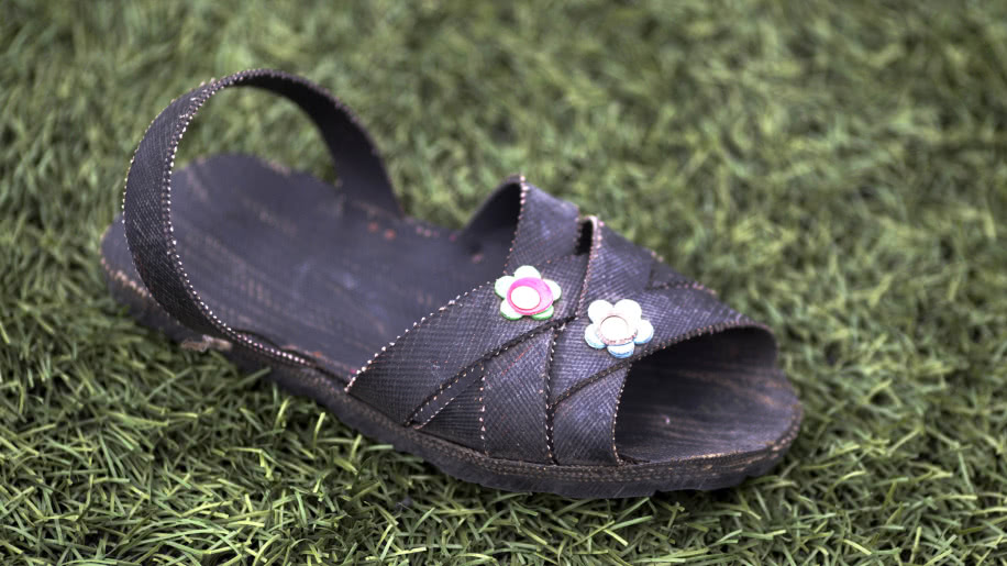 非洲人发明轮胎凉鞋,几十元一双,能穿好几年