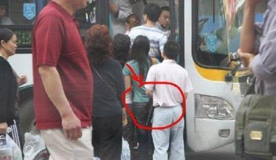 女子公交车上给大爷让座,忽然感觉裙子湿了,转身一瞧小孩尿了