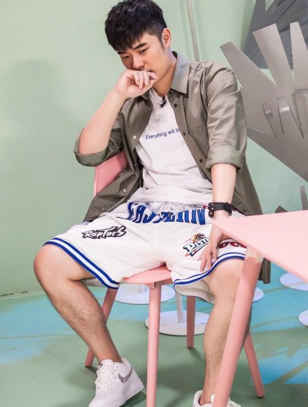 陈赫带女儿逛超市,脚上aj亮了,网友:全网最难驾驭的一双aj