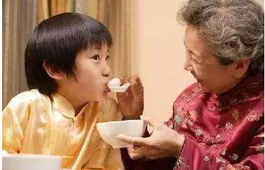 老人给女子带娃，被当成了理所当然，还有不帮忙带娃就不给养老的休闲区蓝鸢梦想 - Www.slyday.coM