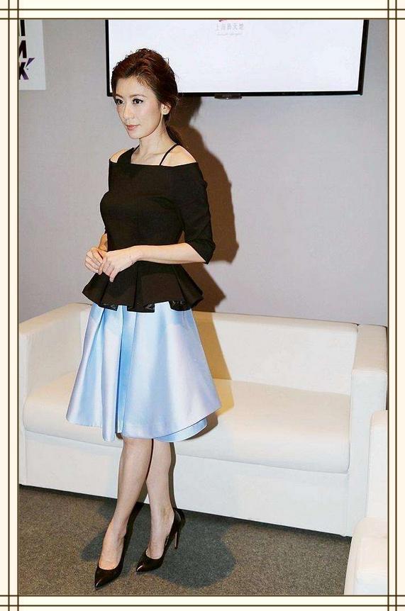 贾静雯厉害呀,烂大街也穿出高级感,不露胸不露腿但真的美