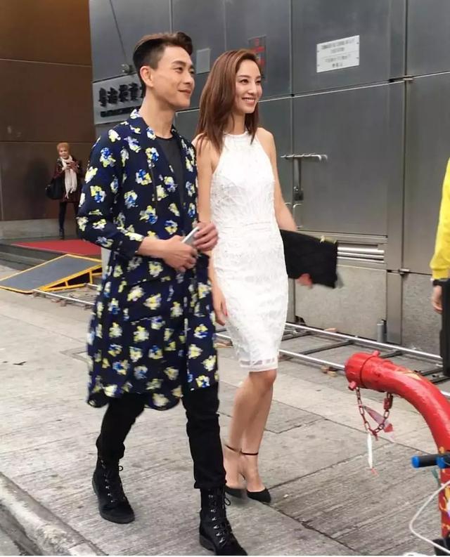 郑希怡生完孩子更漂亮了,一家三代容貌神似,网友:简直一模一样