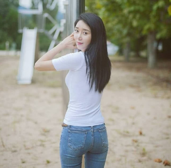 牛仔裤是很多时尚美女的最爱,让身材看起来更加修长!