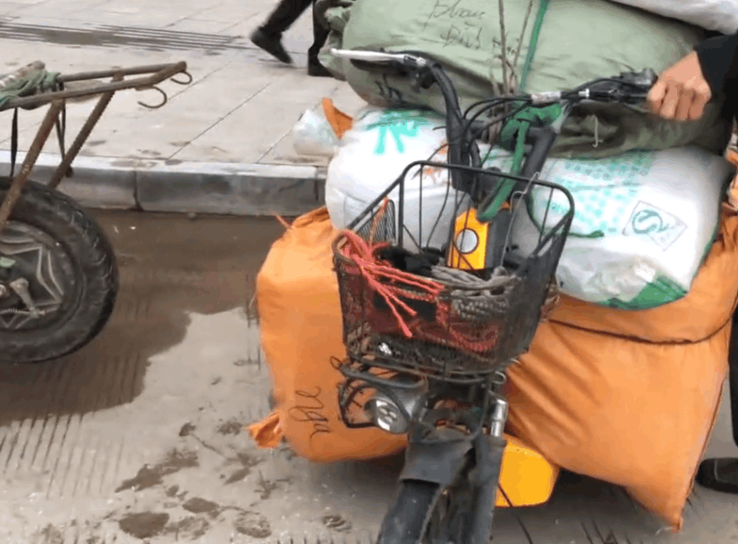 在云南河口,实拍越南人来中国拉货,看看他们是怎么做的?