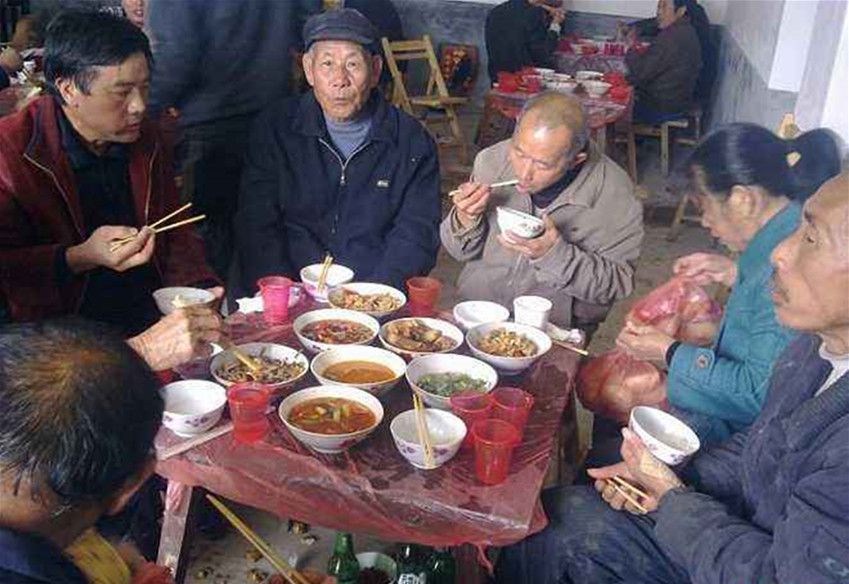 农村再现怪象:酒席越来越多,桌上喝酒的人却越来越少,为何?
