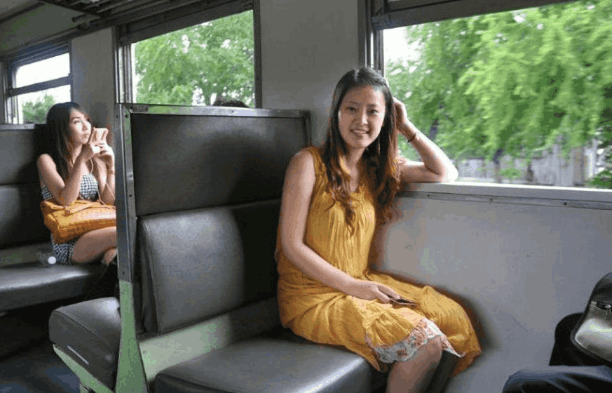 中国游客首次坐印度的火车,实拍火车卧铺:下次再也不坐了!