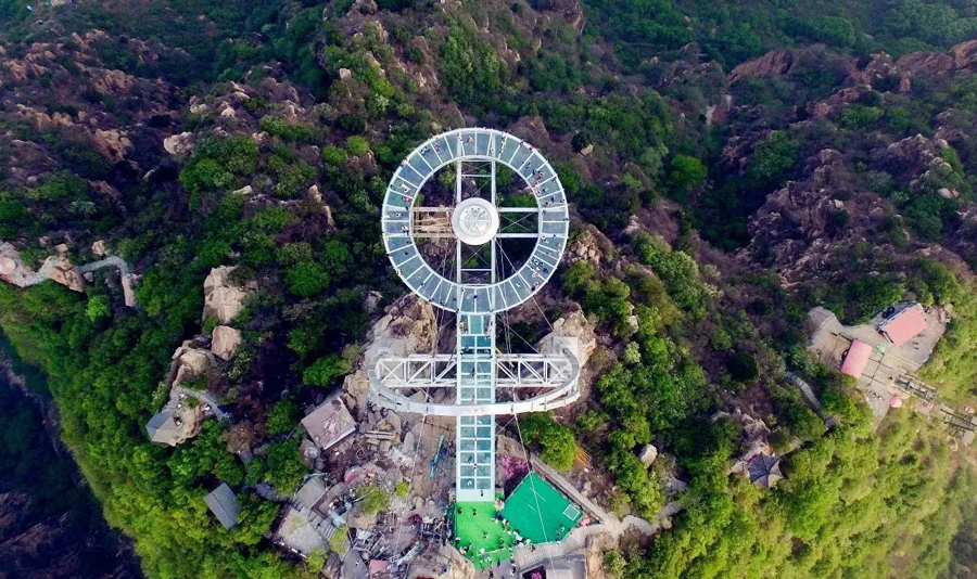2,石牛寨玻璃栈道,这个玻璃栈道算是成了桥,连接了山峰,走在上面就像