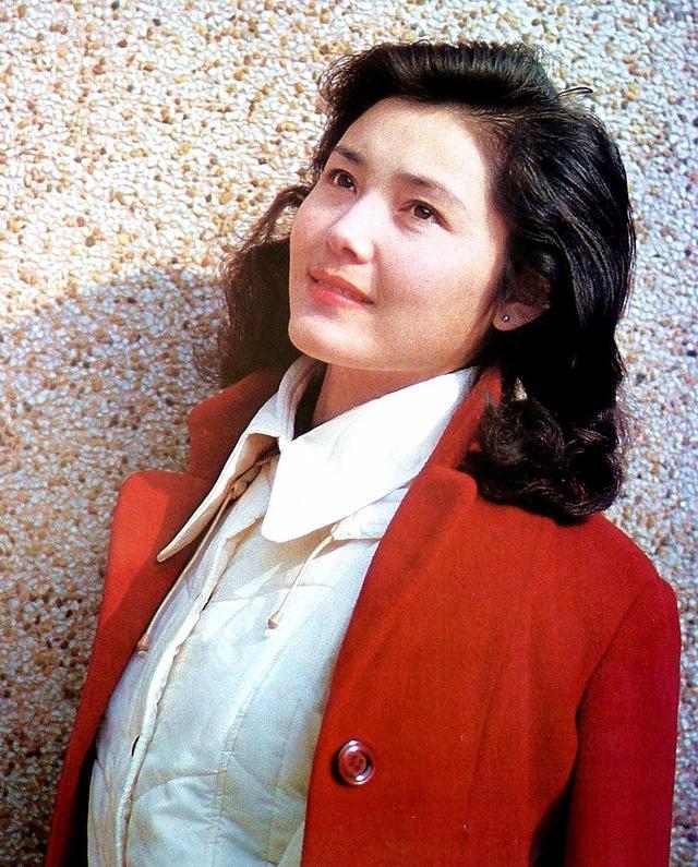 《红牡丹》姜黎黎貌美佳人,如今虽满头白发气质却胜过刘晓庆