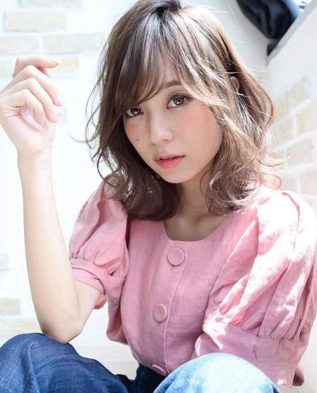 女生到肩膀的中长发有哪些好看的发型推荐呢?
