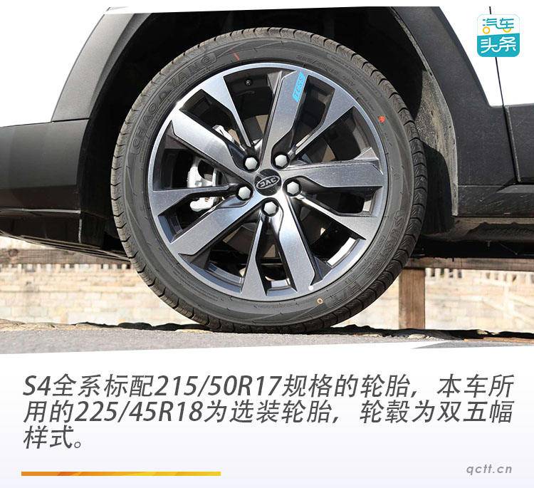 上扬的镀铬装饰条好似公牛的牛角,与中网相结合形成类似牛头的造型