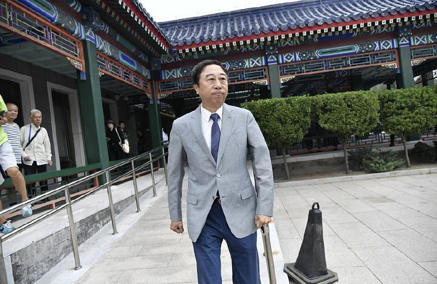 相声大师常宝华追悼会: 常远手捧爷爷遗照, 德云社未到现场祭拜?