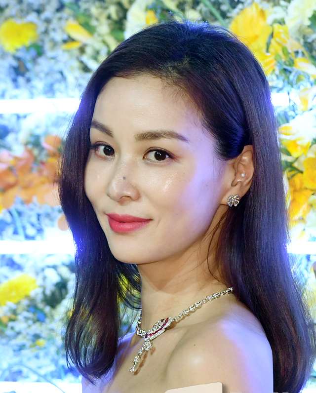 张东健妻子高小英现身,47岁童颜不老,"锁骨美人"名不虚传!