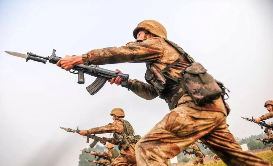 现代战争超视距精确打击武器泛滥,解放军为何还苦练拼刺刀?