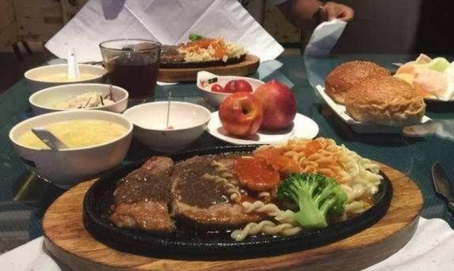 去西餐厅吃饭餐桌上有两杯柠檬水有人不懂都喝掉被服务员笑